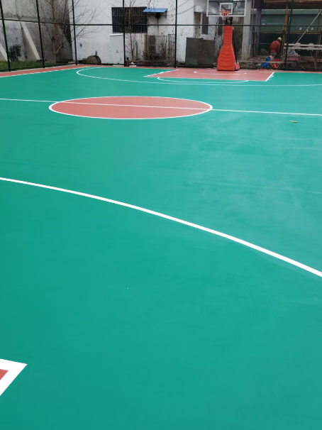 友谊 球场长期使用易出现地面开裂